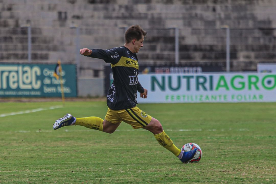 Meia João Pedro assina com FC Cascavel para temporada de 2024