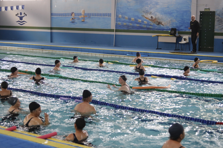 Cascavel abre 50 vagas para aulas gratuitas na piscina do Parque Tarquínio