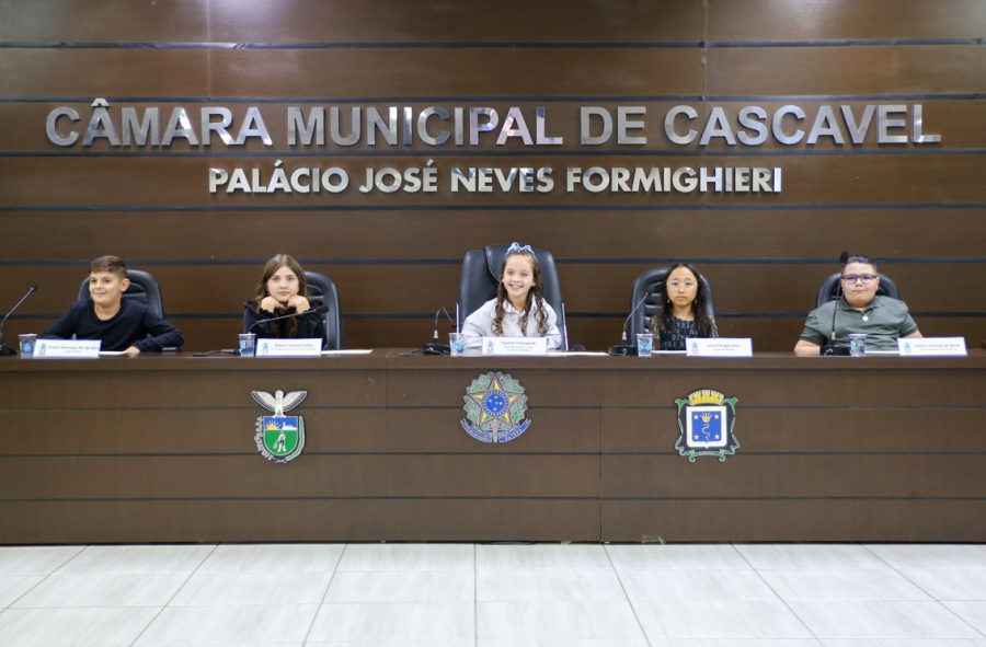 21 vereadores da Câmara Mirim e seus suplentes tomam posse 